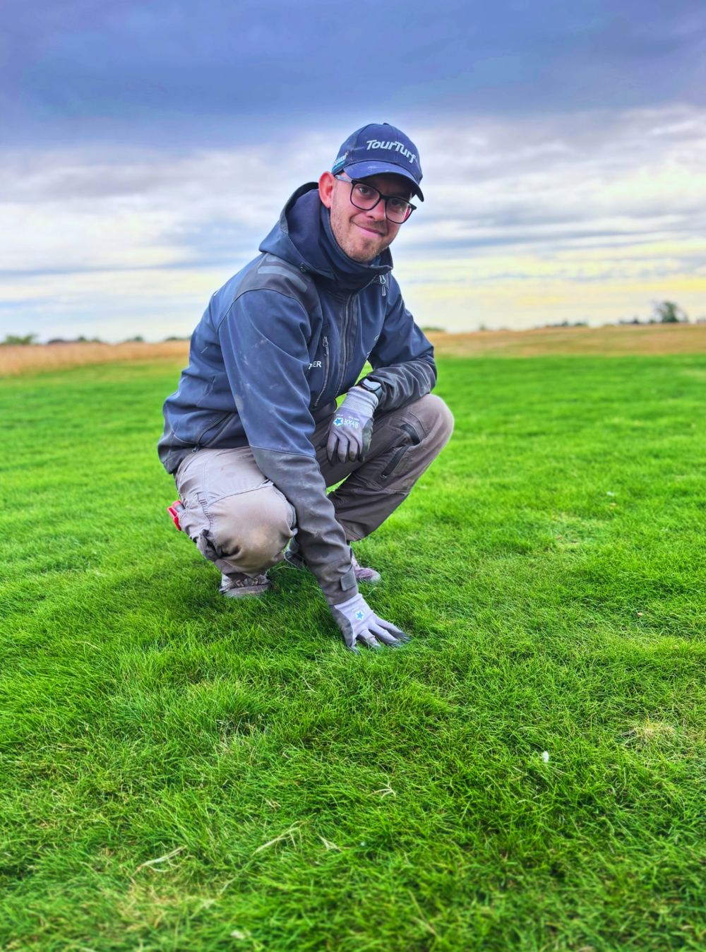 Christopher Blicher Orloff, Chris
      Greenkeeper, på en græsplæne i Køge